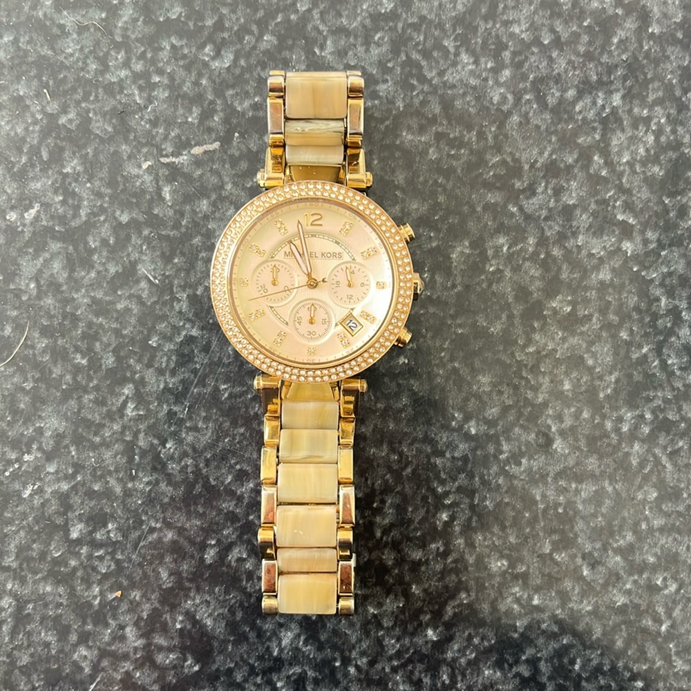 Michael Kors tortoise shell watch.great condition. Just needs batteries